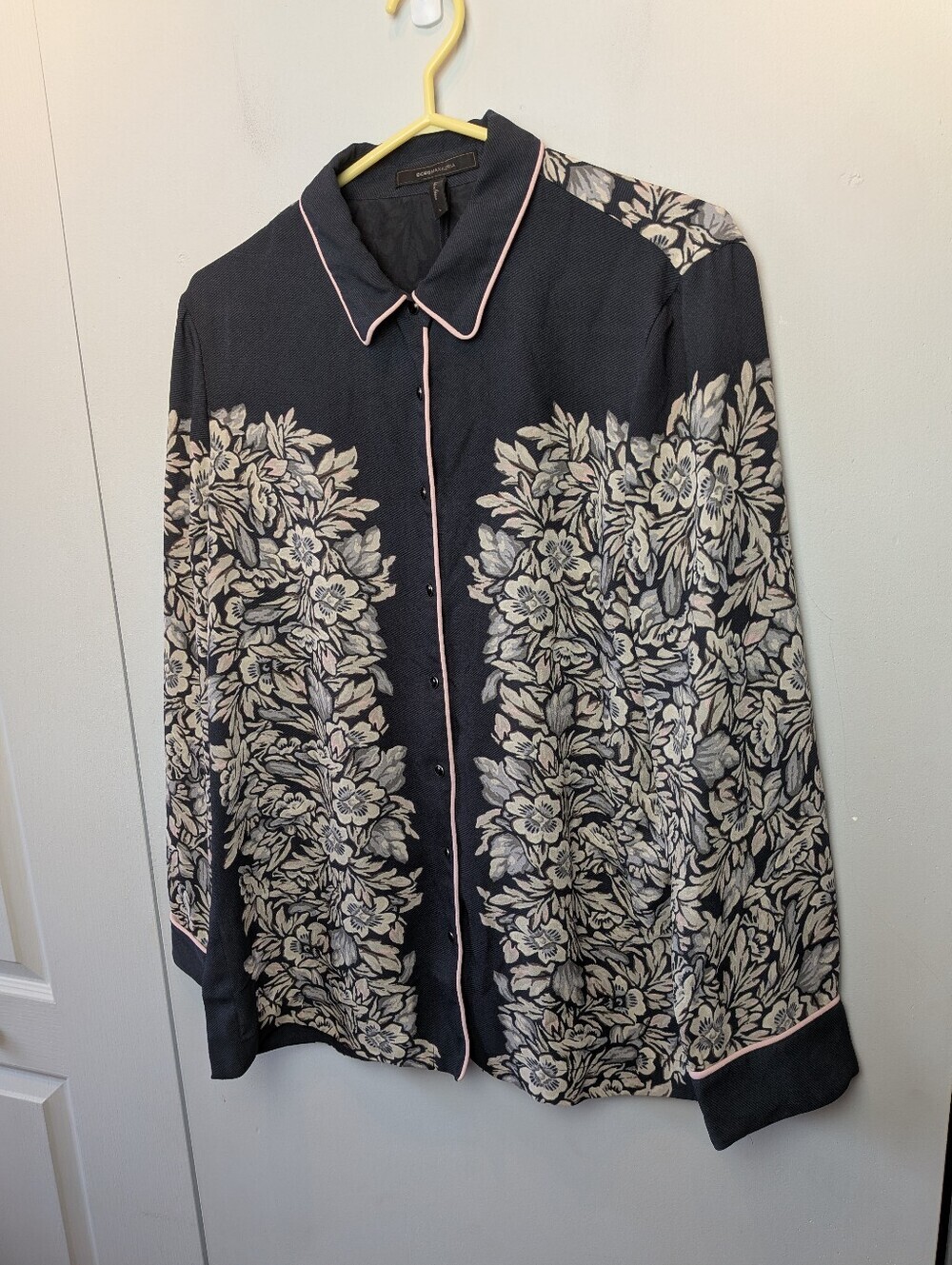 BCBGMAXAZRIA Women Blouse Size Large Snap Buttons Floral Gray White Colors